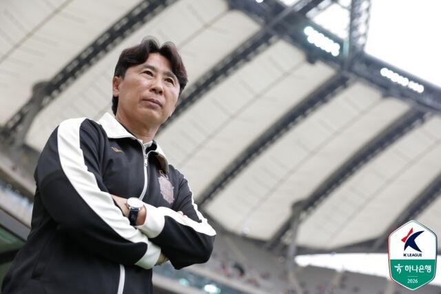 김기동 FC서울 감독이 2일 김천 상무와의 경기를 지켜보고 있다./한국프로축구연맹