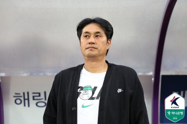 유병훈 FC안양 감독이 2일 부천SK와의 경기를 지켜보고 있다./한국프로축구연맹