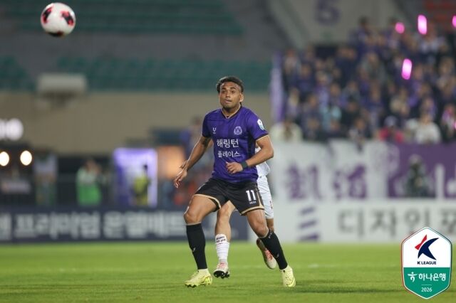 아일톤(FC안양)이 2일 부천SK와 경기를 치르고 있다./한국프로축구연맹