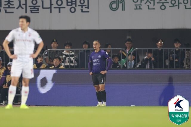 마테우스(FC안양)이 2일 부천SK와의 경기에서 퇴장을 당했다./한국프로축구연맹