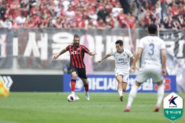 FC서울 야잔(사진 왼쪽)이 2일 김천 상무와 경기를 치르고 있다./한국프로축구연맹