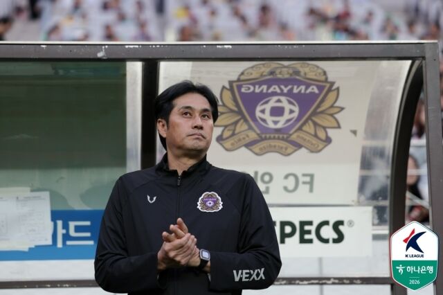 유병훈 FC안양 감독이 5일 오후 7시 서울월드컵경기장에서 펼쳐진 FC서울과의 '하나은행 K리그1 2026' 12라운드를 지켜보고 있다./한국프로축구연맹