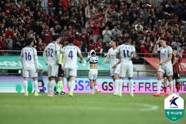 FC안양의 김강이 5일 오후 7시 서울월드컵경기장에서 펼쳐진 FC서울과의 '하나은행 K리그1 2026' 12라운드에서 서울 관중을 도발하며 퇴장을 당했다./한국프로축구연맹
