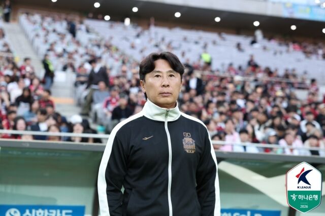 김기동 FC서울 감독이 5일 오후 7시 서울월드컵경기장에서 펼쳐진 FC안양과의 ‘하나은행 K리그1 2026’ 12라운드를 지켜보고 있다./한국프로축구연맹 제공