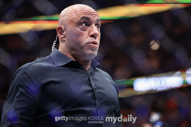 UFC 공식 해설자 조 로건이 2025년 8월 UFC 319에서 함자트 치마예프의 압도적 경기를 보고 놀라고 있다./게티이미지코리아