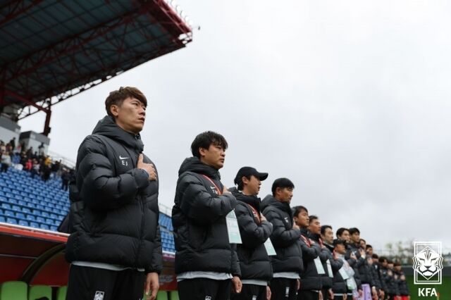 대한축구협회가 2028 로스앤젤레스 올림픽 축구 대표팀 감독으로 김은중 전 수원FC 감독을 선임했다. 한국 남자 U-20 대표팀 시절 김은중 감독(왼쪽에서 첫 번째)과 김태민 코치(왼쪽에서 두 번째). /대한축구협회 제공