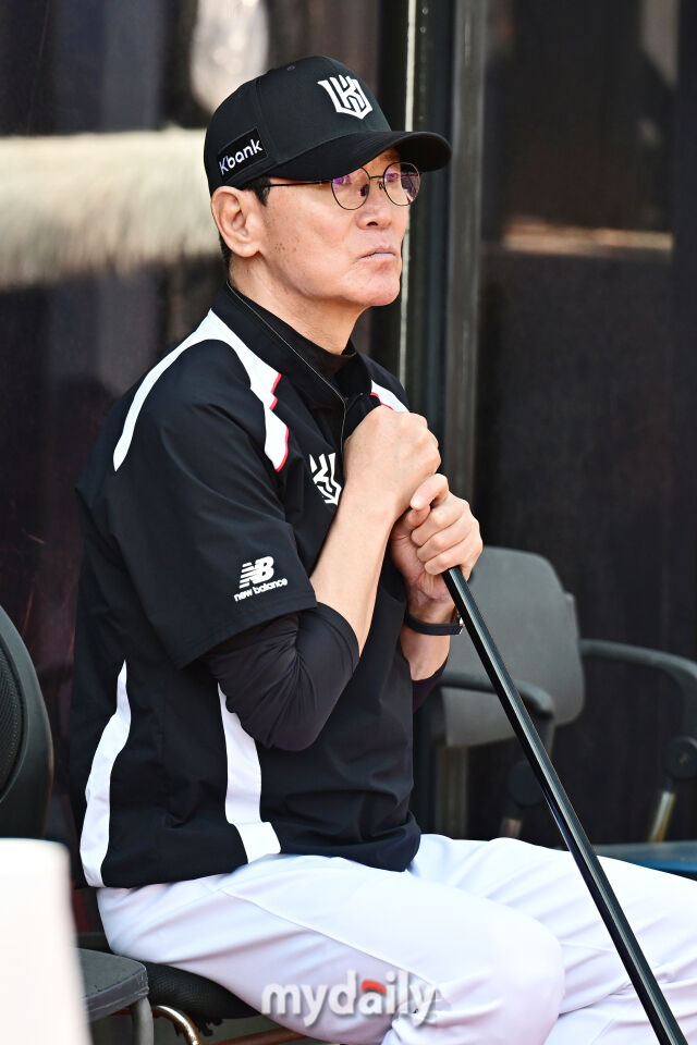 6일 경기도 수원 KT위즈파크에서 열린 '2026 신한 SOL BANK KBO리그' 롯데 자이언츠 와 KT 위즈 경기. KT 이강철 감독이 경기 전 선수들의 훈련을 지켜보고 있다./마이데일리