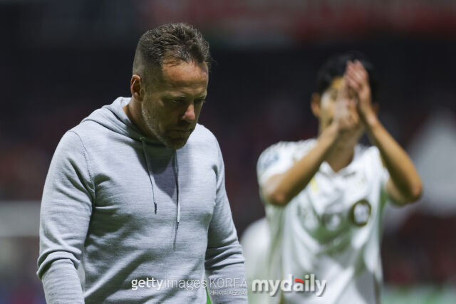 LAFC의 도스 산토스 감독이 7일 멕시코 톨루카에서 열린 2026시즌 북중미축구연맹 챔피언스컵 4강 2차전 0-4 대패 후 고개를 숙였다./게티이미지코리아