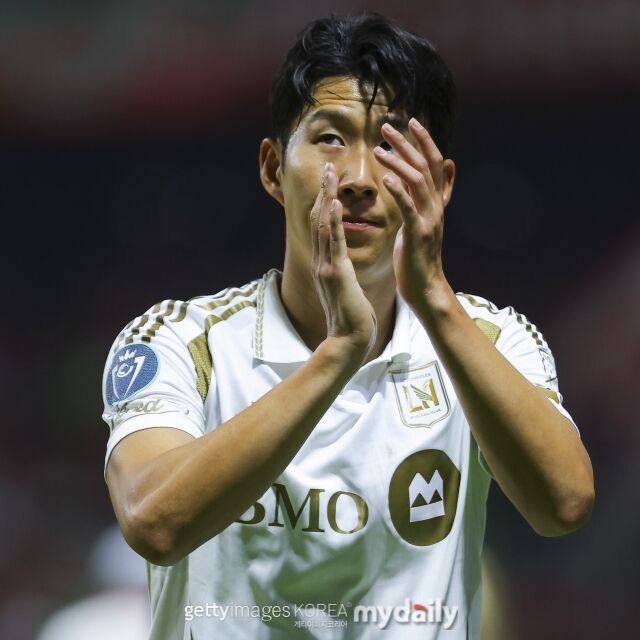 LA FC의 손흥민이 7일 네메시오 디에스 스타디움에서 열린 2026시즌 북중미 챔피언스컵 4강 2차전이 끝난 뒤 팬들에게 인사하고 있다./게티이미지코리아