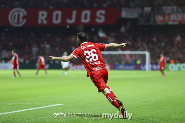 톨루카의 파울리뉴(26번)가 7일 네메시오 디에스 스타디움에서 열린 LA FC와의 2026시즌 북중미 챔피언스컵 4강 2차전에서 득점한 뒤 기뻐하고 있다./게티이미지코리아