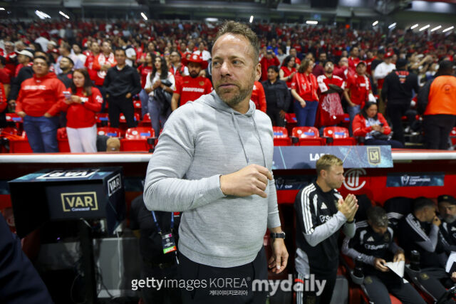 LAFC의 도스 산토스 감독이 7일 멕시코 톨루카에서 열린 2026시즌 북중미축구연맹 챔피언스컵 4강 2차전을 위해 경기장에 입장했다./게티이미지코리아