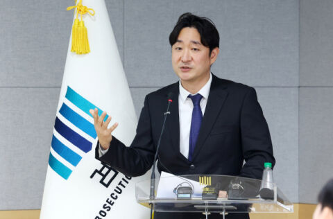 영화 &lsquo;작전&rsquo; 주인공&middot;방송인남편&middot;前축구선수 등 공모해 주가조작 기소