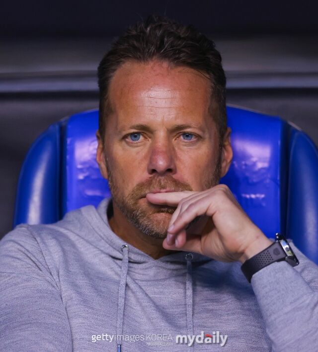 LAFC 마크 도스 산토스 감독이 지난 14일 펼쳐진 크루술 아술과의 경기를 지켜보고 있다./게티이미지코리아