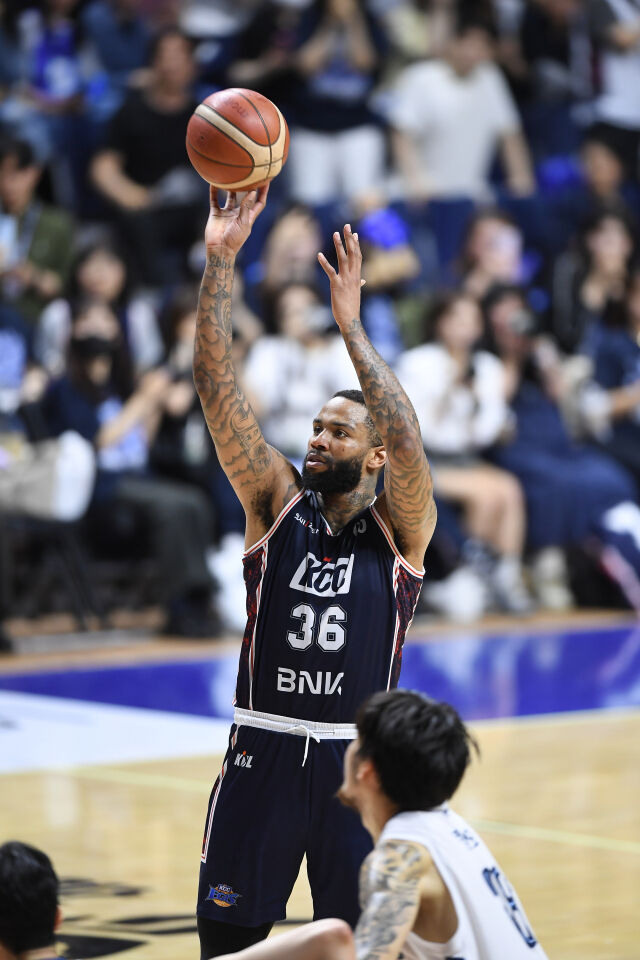 숀롱이 5월 9일 챔프전 3차전 결승 자유투를 넣고 있다./KBL 제공