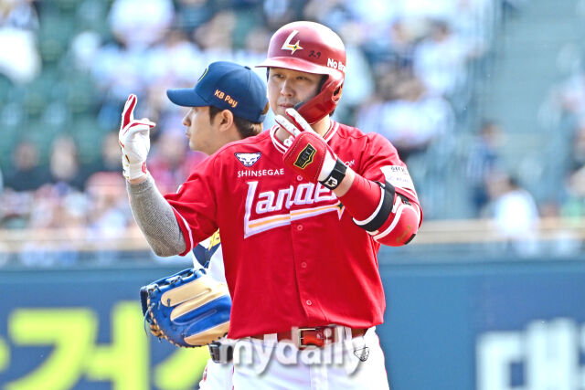 9일 서울 잠실야구장에서 열린 '2026 신한 SOL BANK KBO리그' SSG 랜더스와 두산 베어스 경기. SSG 최정이 1회초 2사에 안타를 친 후 기뻐하고 있다./마이데일리