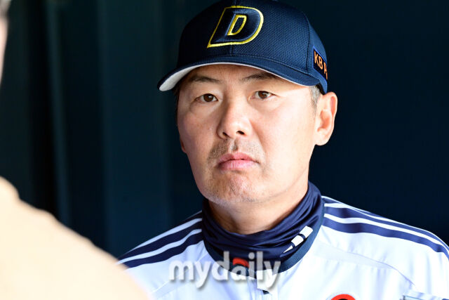 10일 서울 잠실야구장에서 진행된 '2026 신한 SOL BANK KBO리그' SSG 랜더스-두산 베어스 경기. 경기 전 두산 김원형 감독이 취재진과 인터뷰를 하고 있다./마이데일리
