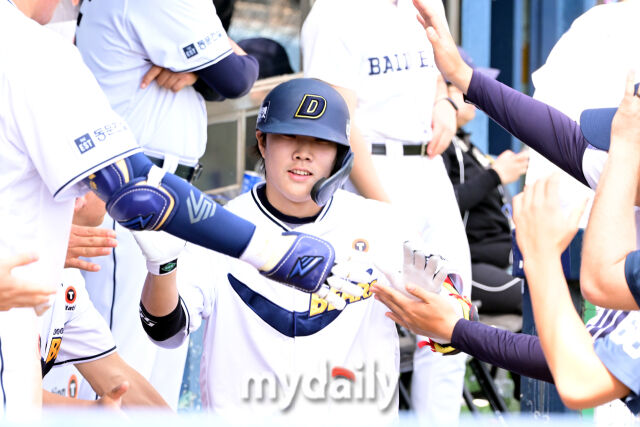 10일 오후 서울 잠실야구장에서 진행된 '2026 신한 SOL BANK KBO리그' SSG 랜더스-두산 베어스 경기. 두산 박준순이 3회말 선두타자로 등장해 SSG 선발 최민준에게 솔로 홈런을 때린 뒤 기뻐하고 있다./마이데일리
