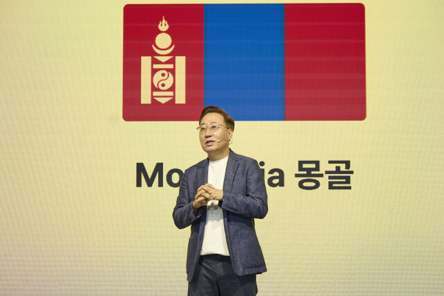 윤호영 카카오뱅크 대표이사가 지난달 서울시 영등포구에서 열린 기자간담회에서 신규 글로벌 진출 국가인 몽골에 대해 소개하고 있다. /카카오뱅크