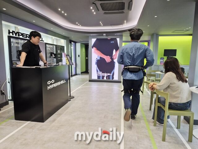2층에 마련된 ‘하이퍼셀’ 웨어러블 로봇 체험존. 러닝 시 무릎 부담을 줄여주는 첨단 기기를 직접 착용해 볼 수 있다. /방금숙 기자