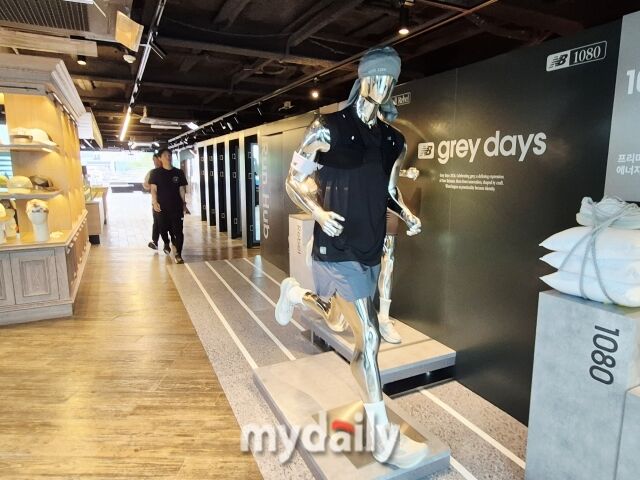 회색 톤의 깔끔한 인테리어로 꾸며진 런 허브 내부.러너들이 소지품을 보관하고 옷을 갈아입을 수 있는 편의 시설이 마련돼 있다. /방금숙 기자