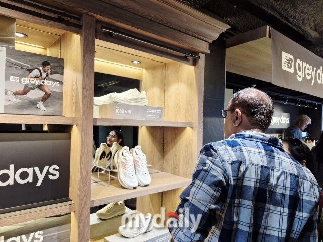 외국인 관광객들이 ‘런 허브’ 내부 메인 공간에 진열된 최신 러닝화를 보고 있다. /방금숙 기자