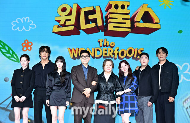배우 최윤지, 배나라, 정이서, 손현주, 김해숙, 박은빈, 임성재, 최대훈(왼쪽부터)이 12일 서울 동대문 JW메리어트에서 진행된 넷플릭스 시리즈 '원더풀스' 제작발표회에 참석했다.<br><br>'원더풀스 '는 1999년 세기말, 우연히 초능력을 가지게 된 동네 모지리들이 평화를 위협하는 빌런에 맞서 세상을 지키기 위해 고군분투하는 초능력 코믹 어드벤처다. / 한혁승 기자(hanfoto@mydaily.co.kr)