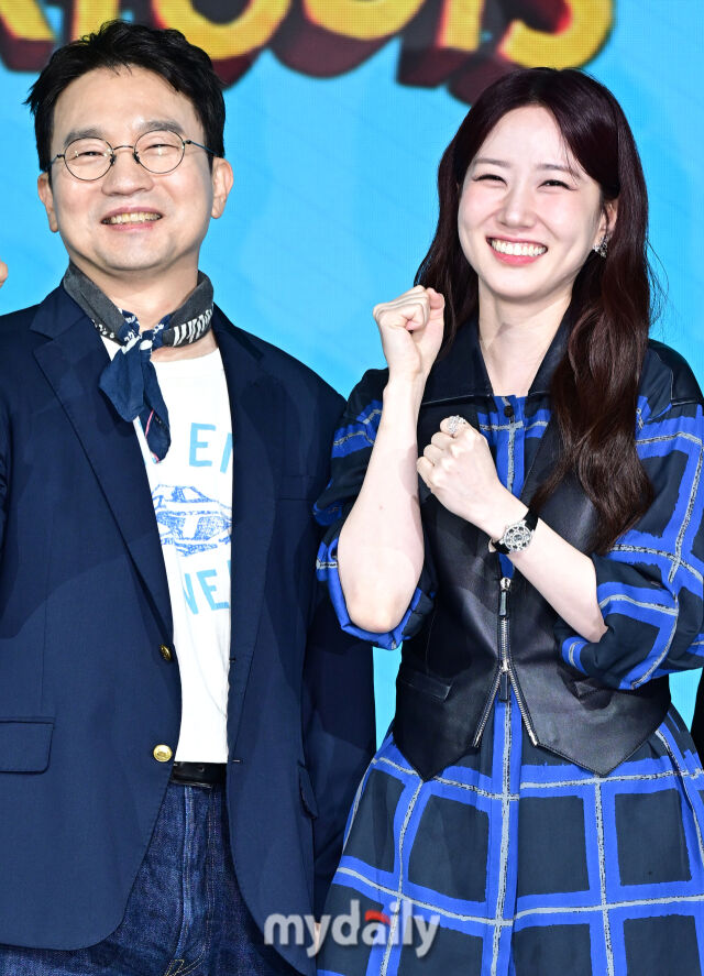 배우 박은빈(오른쪽), 유인식 감독이 12일 서울 동대문 JW메리어트에서 진행된 넷플릭스 시리즈 '원더풀스' 제작발표회에 참석했다.<br><br>'원더풀스 '는 1999년 세기말, 우연히 초능력을 가지게 된 동네 모지리들이 평화를 위협하는 빌런에 맞서 세상을 지키기 위해 고군분투하는 초능력 코믹 어드벤처다. / 한혁승 기자(hanfoto@mydaily.co.kr)