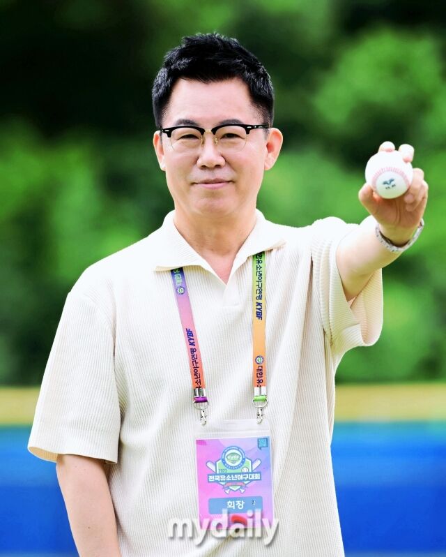 이상근 대한유소년야구연맹 회장이 제3회 마이데일리배 전국유소년야구대회를 앞두고 선수들에게 응원의 메시지와 함께 연맹이 추구하는 방향과 비전을 제시했다. 사진 촬영을 하고 있는 대한유소년야구연맹 이상근 회장./마이데일리