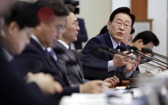 이재명(사진) 대통령은 이날 X(옛 트위터)를 통해 관련 기사를 공유하며 “아직도 이런 원시적 약탈금융이 버젓이 살아남아 서민들 목줄을 죄고 있는 줄 몰랐다”며 “오늘 국무회의에서 해결 방안을 찾아보겠다”고 언급했다. /뉴시스