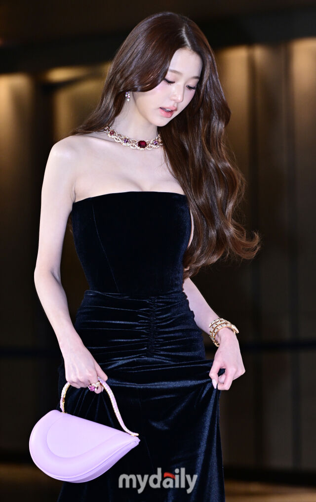 ▲ 벨벳 드레스를 잡고 사뿐사뿐 발걸음
