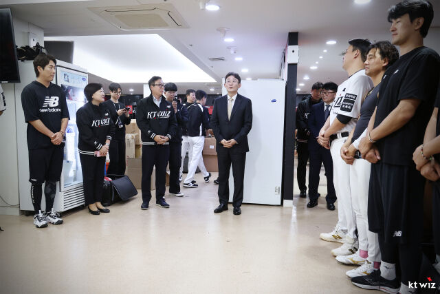 KT 박윤영 구단주가 선수단과 대화를 하고 있다./KT 위즈 제공