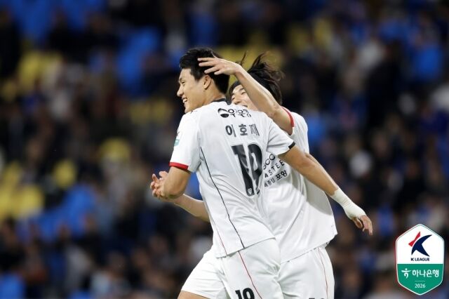 포항 스틸러스 이호재가 2026년 5월 12일 인천축구전용경기장에서 열린 하나은행 K리그1 2026 14라운드 인천 유나이티드와의 맞대결에서 득점한 뒤 세리머니하고 있다. /한국프로축구연맹 제공