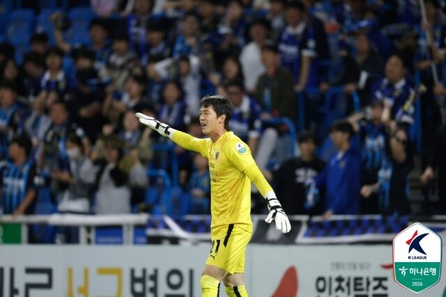 포항 스틸러스 황인재가 2026년 5월 12일 인천축구전용경기장에서 열린 하나은행 K리그1 2026 14라운드 인천 유나이티드와의 맞대결에서 지시하고 있다. /한국프로축구연맹 제공