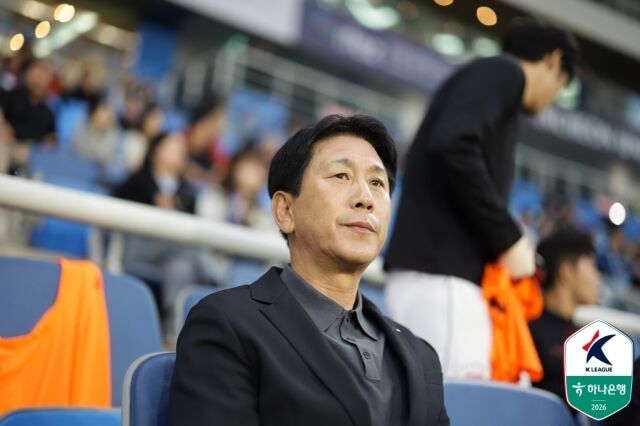 박태하 포항 스틸러스 감독이 2026년 5월 12일 인천축구전용경기장에서 열린 하나은행 K리그1 2026 14라운드 인천 유나이티드와의 맞대결에서 그라운드를 지켜보고 있다. /한국프로축구연맹 제공