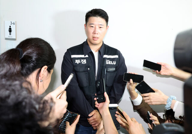 최승호 초기업노조 삼성전자지부 위원장이 12일 오후 세종시 정부세종청사 중앙노동위원회에서 열린 2차 사후조정회의 도중 협상장 밖으로 나와 2시간 안에 결과가 안 나오면 퇴장하겠다는 입장을 밝혔다. /뉴시스
