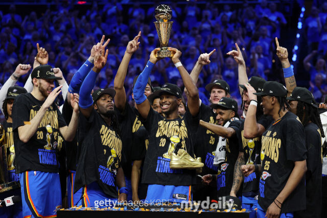 OKC 선수들이 지난해 6월 23일 2024-2025 NBA 파이널 우승을 차지한 후 세리머니 하고 있다. /게티이미지코리아