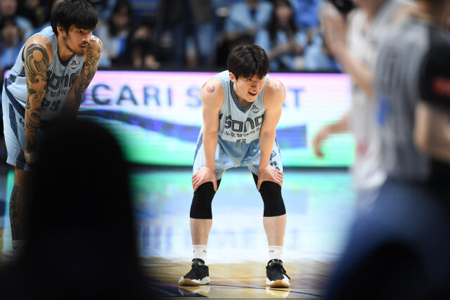 이정현이 5월 13일 챔프전 5차전 무릎을 잡고 있다./KBL 제공