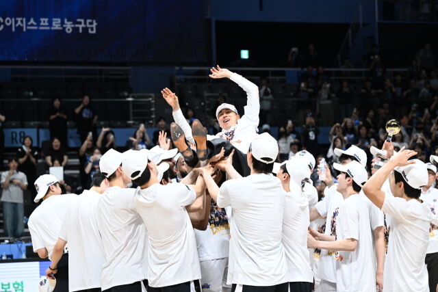 이상민 감독이 5월 13일 챔프전 우승을 차지하고 헹가래를 받고 있다./KBL 제공