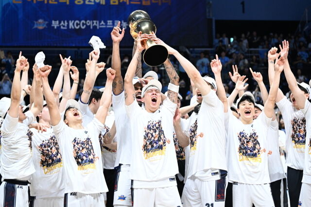 KCC 선수단이 5월 13일 챔프전 우승 후 세리머니를 펼치고 있다./KBL 제공