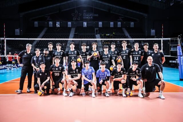 2024-2025시즌 V-리그 우승팀 자격으로 아시아배구연맹(AVC) 챔피언스리그에 출격한 현대캐피탈이 13일 인도네시아에서 알 라이얀(카타르)전을 앞두고 기념 촬영에 임하고 있다./FIVB 제공
