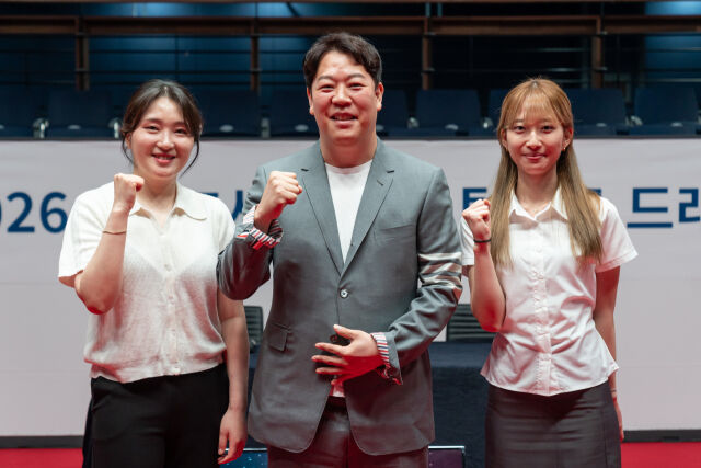 왼쪽부터 강지은, 강동궁, 최봄이가 14일 경기도 고양시 '고양 킨텍스 PBA 스타디움'에서 열린 '2026-27시즌 PBA 팀리그 드래프트'가 끝나고 기념 사진을 찍고 있다. /PBA 제공