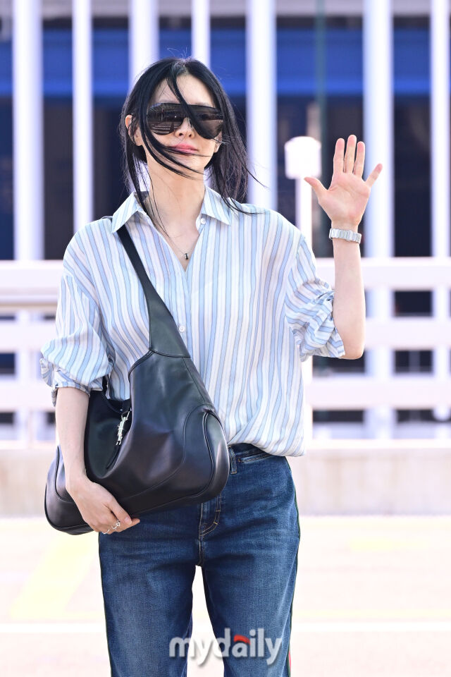 지난 5월 15일 배우 이영애가 해외일정 참석 차 인천국제공항 제2터미널을 통해 미국 뉴욕으로 출국하고 있다./마이데일리