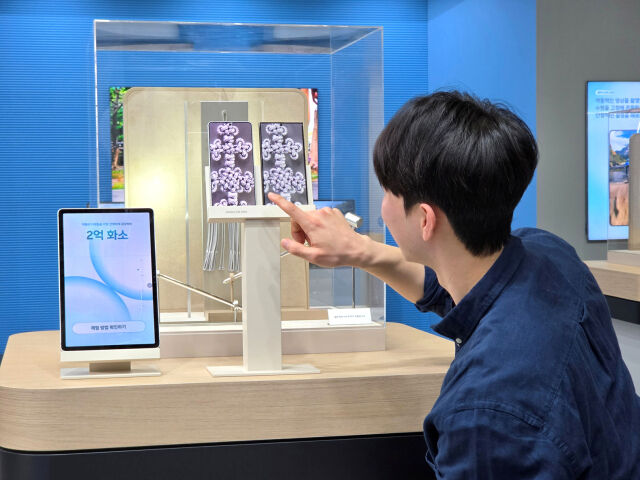 삼성전자는 지난 4월 서울 삼성동 코엑스에서 열린 2026 월드IT쇼에 참가해 차세대 혁신 제품과 기술을 선보였다. 사진은 당시 관람객이 갤럭시 S26 울트라의 2억 화소 카메라를 체험하고 있는 모습. /삼성전자