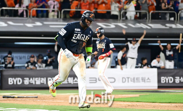2026년 5월 15일 오후 경기도 수원KT위즈파크에서 열린 '2026 신한 SOL KBO리그' 한화 이글스와 KT 위즈의 경기. 한화 페라자가 8회초 2사 3루서 2점 홈런을 친 뒤 그라운드를 돌고 있다./수원 = 유진형 기자