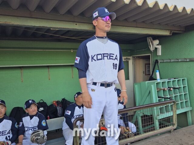 대한유소년야구연맹 21기 대표팀이 15일 일본 효고현 미키시에 위치한 미키야마 종합공원 야구장(미키야마소고 코엔 야 베이스볼 필드)에서 고베 지역팀과 맞대결을 펼쳤다. 경기를 지켜보고 있는 서창호 남양주에코유소년야구단 감독./미키야마소고 코엔 야 베이스볼 필드(일본)=노찬혁 기자