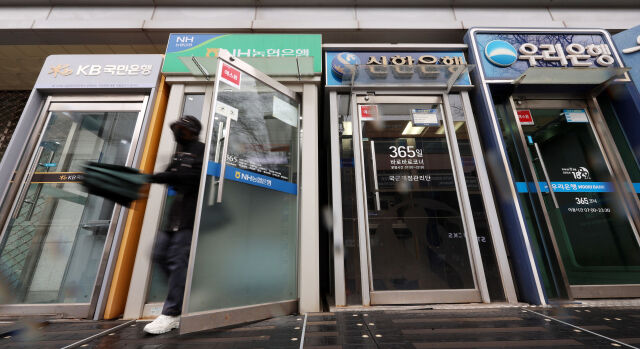 KB·신한·우리 등 금융지주 3사는 미국 SEC 연차보고서(Form 20-F)에 생산적 금융·포용금융 확대가 건전성에 부담이 될 수 있다는 취지의 위험요인을 기재해 논란이 불거지자 진화에 나섰다./뉴시스