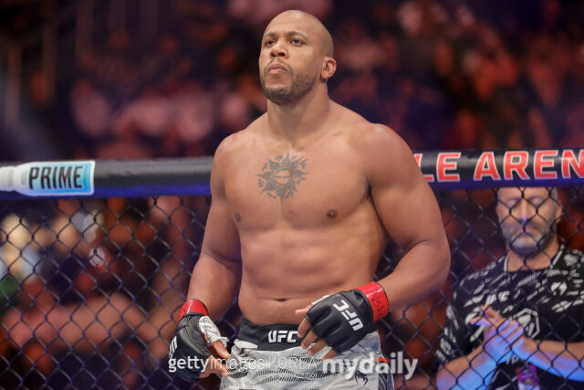 간이 2024년 12월 UFC 310에서 알렉산더 볼코프와 싸우기에 위해 옥타곤에 서 있다. /게티이미지코리아