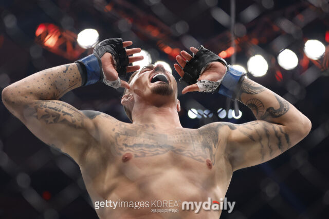 아스피날이 2023년 11월 UFC 295에서 세르게이 파블로비치를 꺾은 후 소리를 지르고 있다. /게티이미지코리아