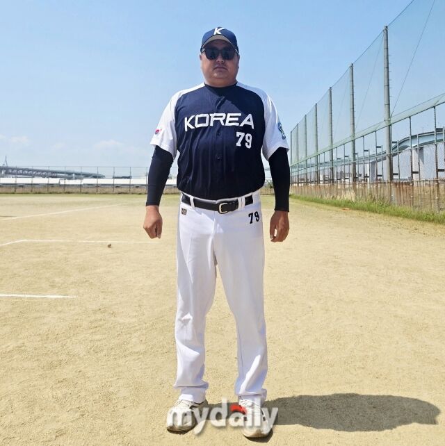 대한유소년야구연맹 21기 대표팀이 16일 쯔루하마야구장에서 일본 오사카 지역팀과 국제교류전 2일차 경기를 치렀다. 김동성 무안군유소년야구단 감독이 인터뷰가 끝난 뒤 사진 촬영을 하고 있다./쯔루하마야구장(일본)=노찬혁 기자