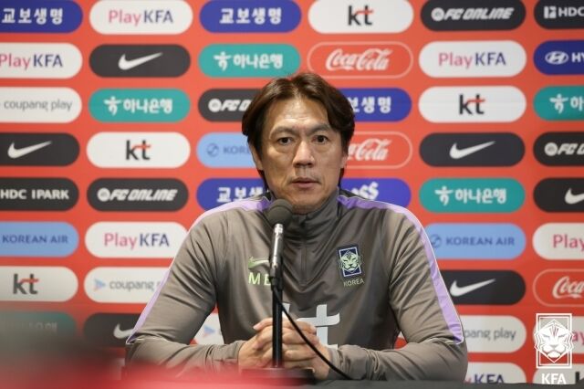 홍명보 한국 축구 대표팀 감독이 16일 서울 종로구 KT 온마당에서 열린 2026 2026 국제축구연맹(FIFA) 북중미 월드컵 최종 명단발표 기자회견에서 26인 엔트리를 발표했다. 3월 28일 영국 밀턴케인스의 스타디움MK에서 기자회견하고 있는 홍명보 감독. /대한축구협회 제공